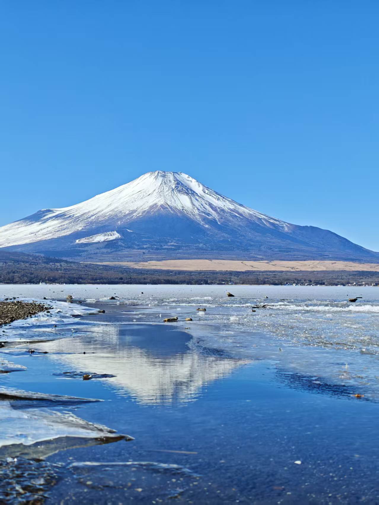蓝天下的富士山与湖面