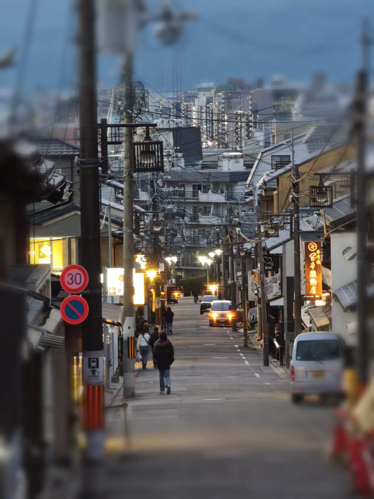 傍晚的城市小街